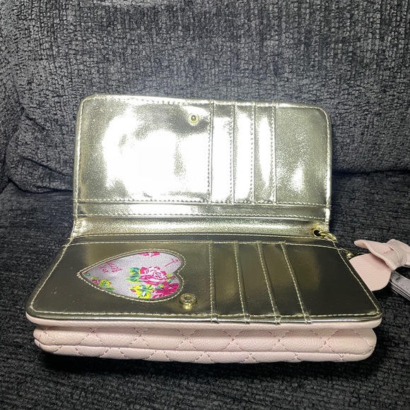 WOMEN'S BETSEY JOHNSON PINk QUILTED STITCHED ZIP BI-FOLD CLUTCH WALLET BOW - Picture 8 of 9